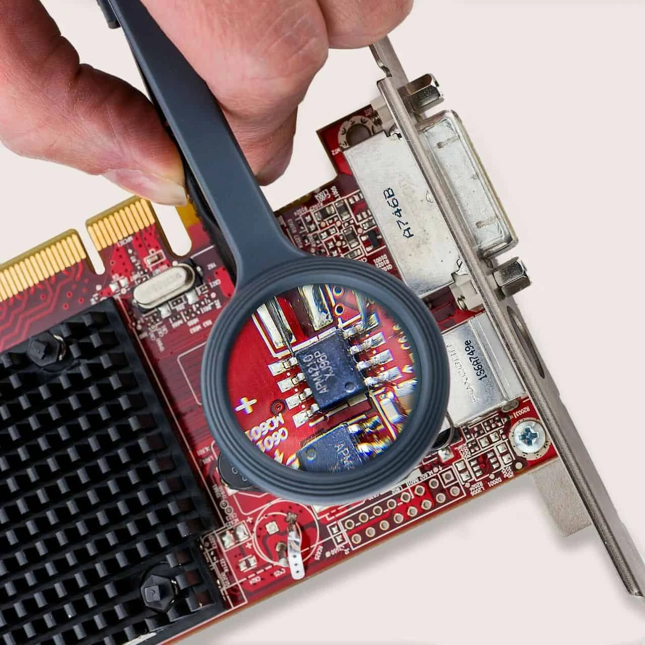 Carson MagniGrip LED 4.5x Magnifier With Tweezers - Image 6