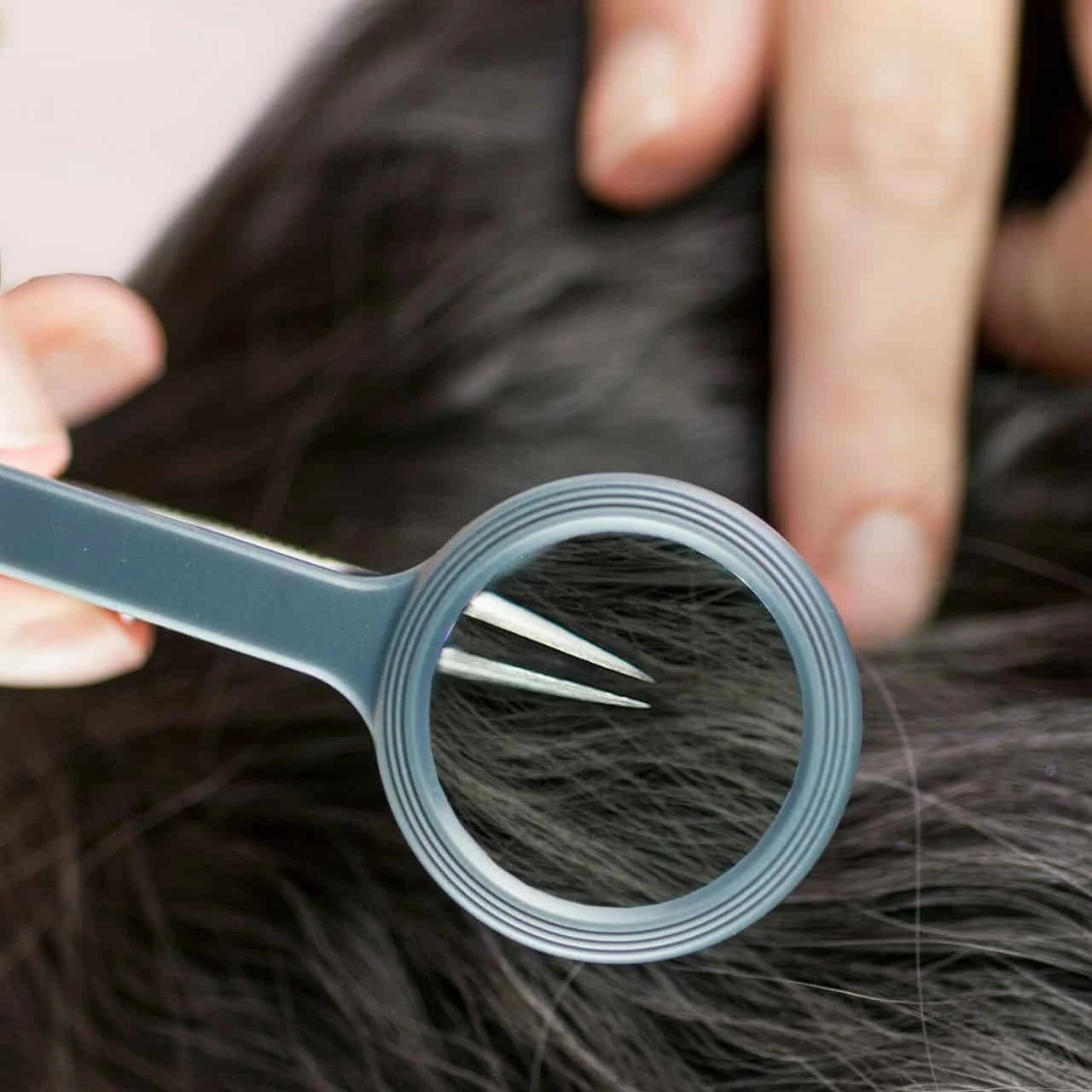 Carson MagniGrip LED 4.5x Magnifier With Tweezers - Image 7